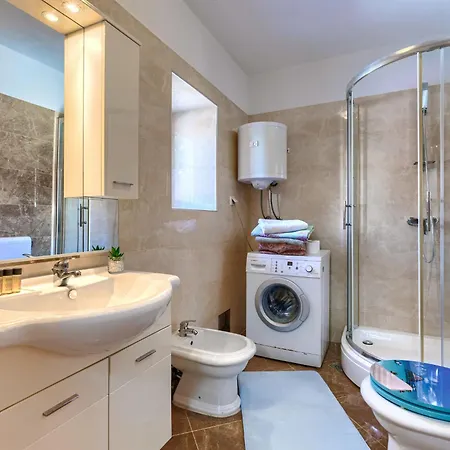 Karlo By Interhome